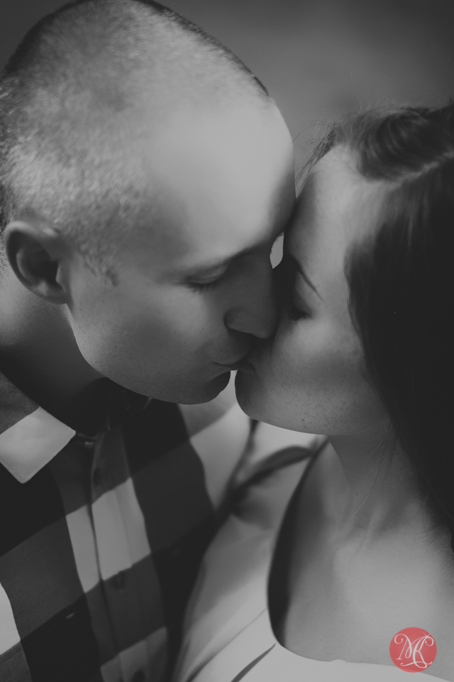 7-kiss-love-couple-portrait-engagement-edmonton-photography.jpg