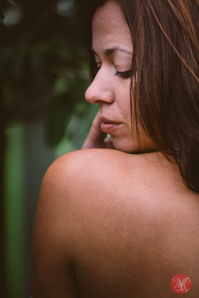 7-sexy-woman-portrait-lifestyle-garden-edmonton-photographer.jpg